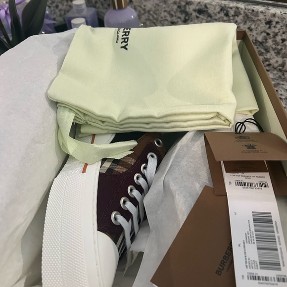 Burberry
Kai Check Low-Top Sneakers (39/9) - Picture 9 of 13